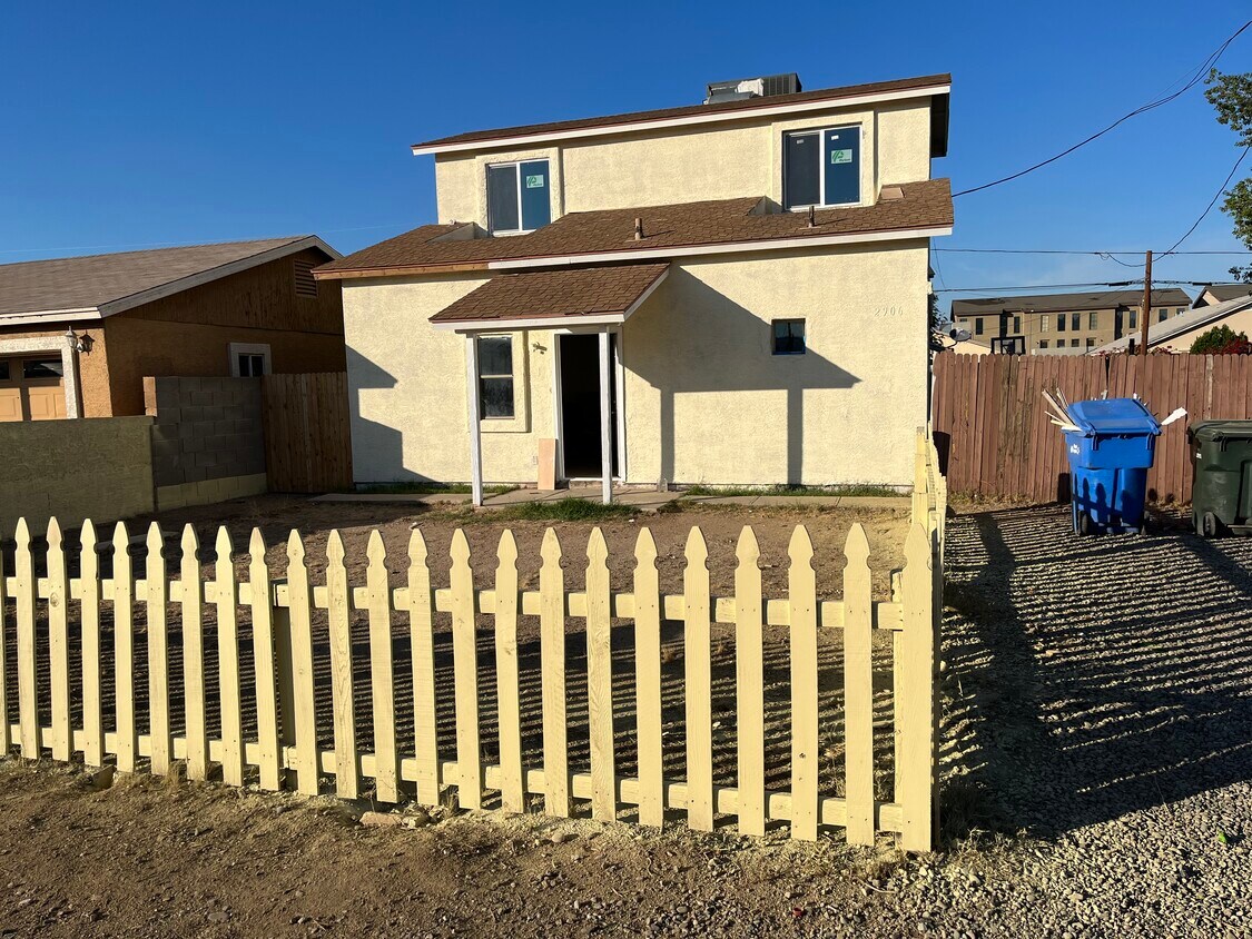 Duplex, unit 1 - 2906 E Chipman Rd