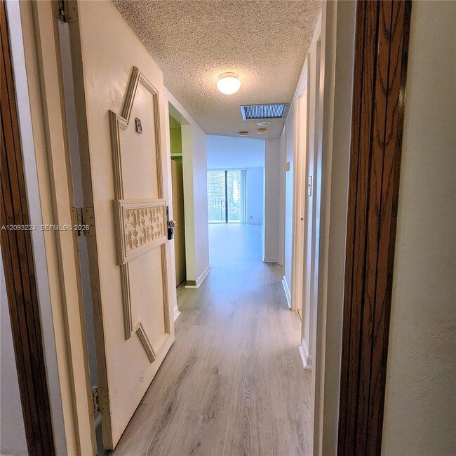 Foto del edificio - 18151 NE 31st Ct