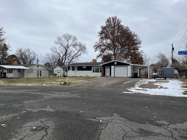 Photo - 662 Budlong St House