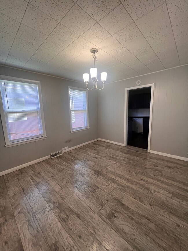 Building Photo - 2 Bedroom 1 Bathroom