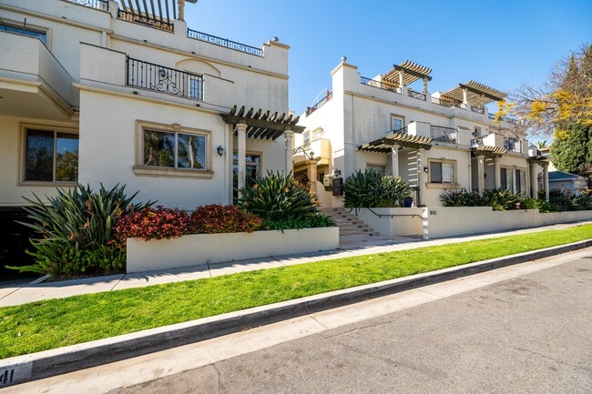To View Call Bella (310)498-6575 - 841 Westmount Dr