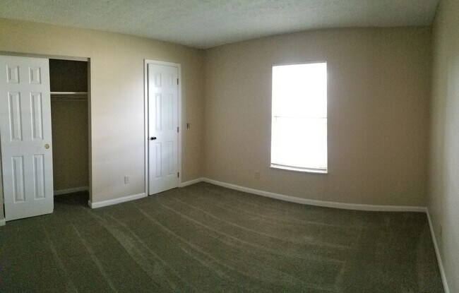 Foto del edificio - Spacious 2 bedroom 2 bath apartment with 2...