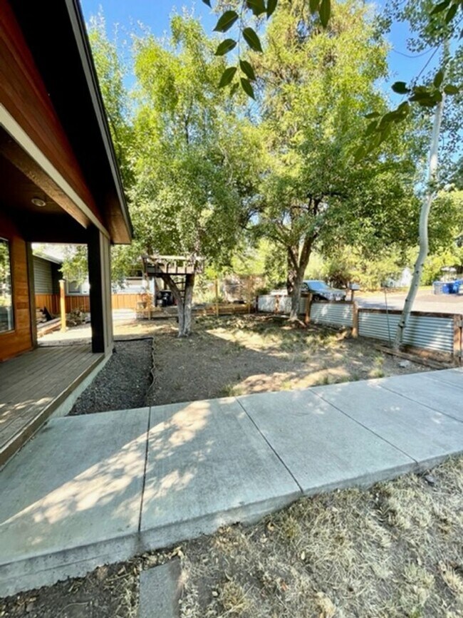 Building Photo - Modern Westside Bungalow!