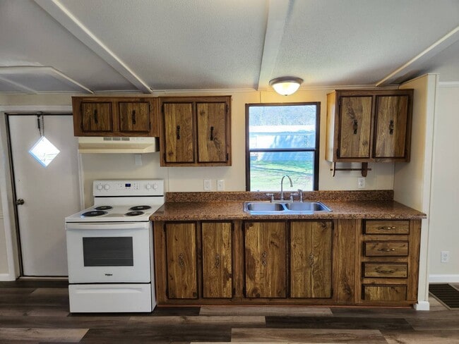Building Photo - 302 Becky Ln