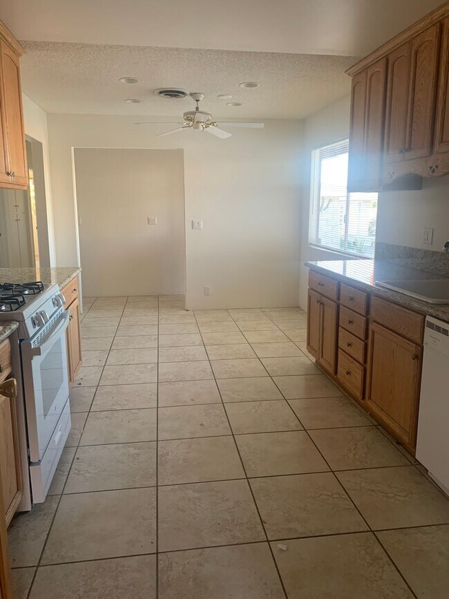 Foto del edificio - Three Bedroom Home in Beautiful Neighborhood