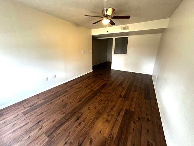 Foto del edificio - 1 Bed, 1 Bath, Upstairs Apartment at The Haven
