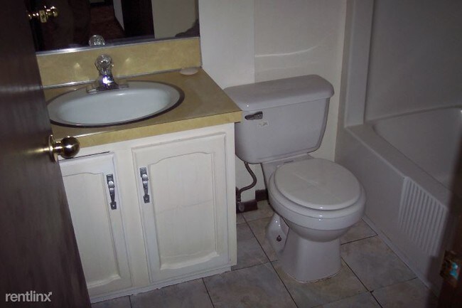 Foto del edificio - 3 br, 1 bath Apartment - 2 Windy Hill Road