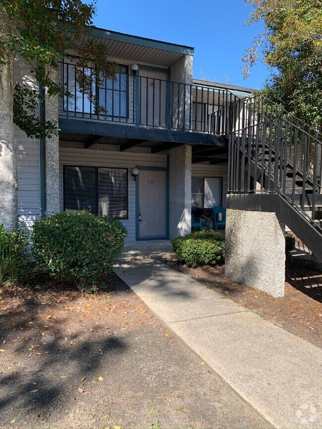 Building Photo - 910 Brett Dr