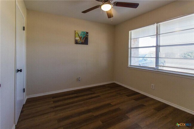 Foto del edificio - 4-bedroom house! Large back yard!