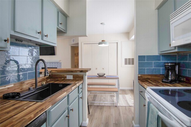 Foto del edificio - 3506 Cove View Blvd