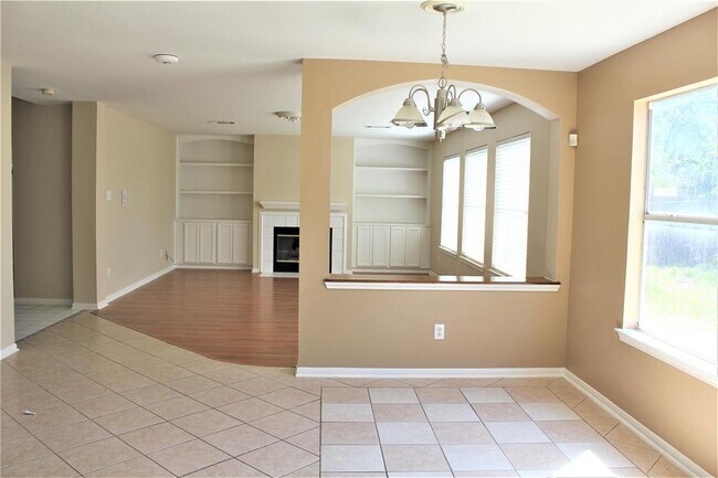 Building Photo - 2011 Lantana Dr
