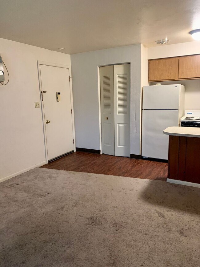 Building Photo - Moon Twp - 1 Bed 1 Bath - Tree Top Manor