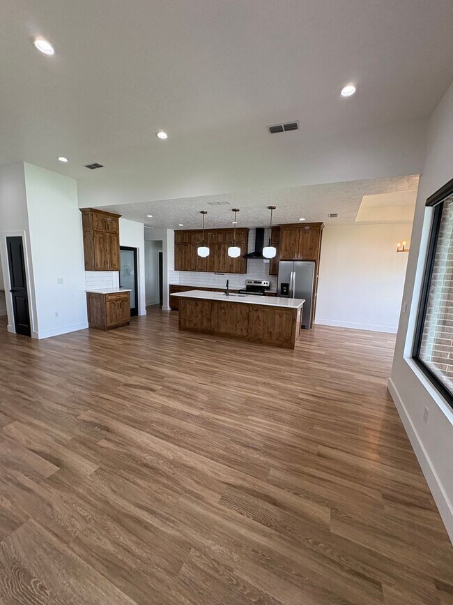 Building Photo - 3 Bedroom 2 Bath Home Near Clovis Christia...