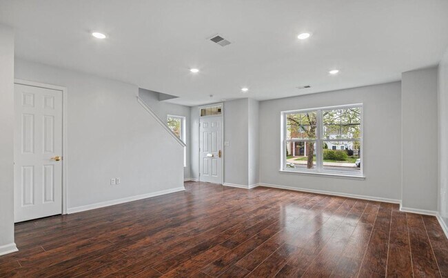Building Photo - Beautiful Home 3br/1.5ba w/ W&D, Huge Back...