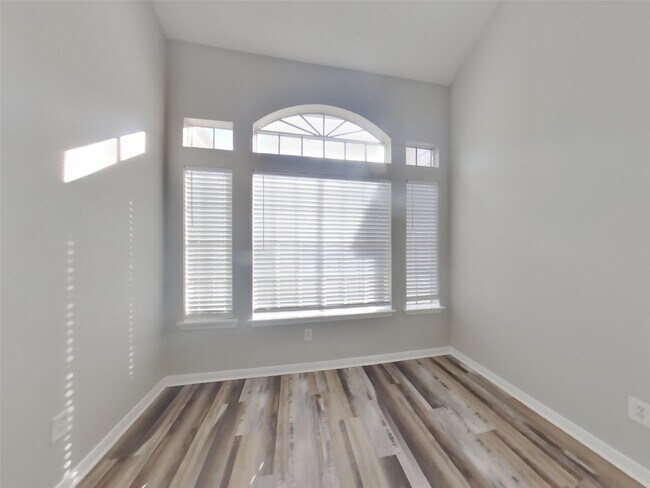 Foto del edificio - 7114 River Garden Dr