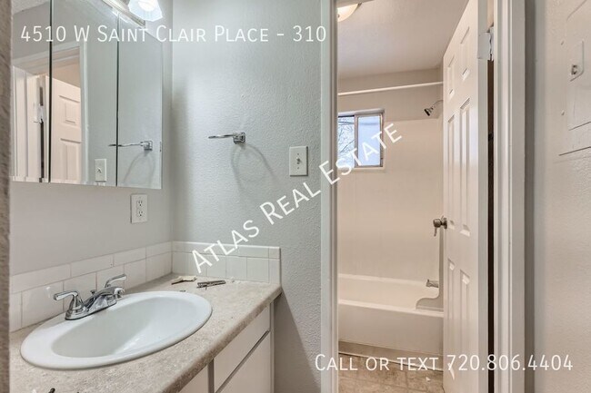 Foto del edificio - One Month Free! Top Floor - Wonderfully sp...