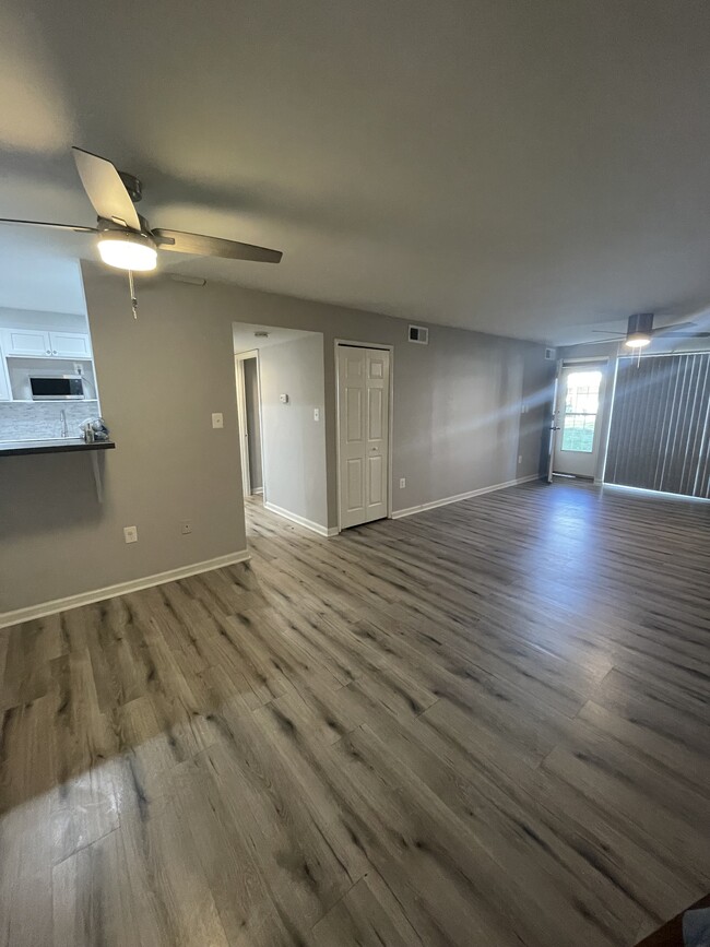 living room/dining room - 543 Wilson Bridge Dr