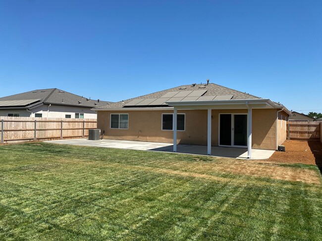 Building Photo - 3 BR 2 BA Available Now