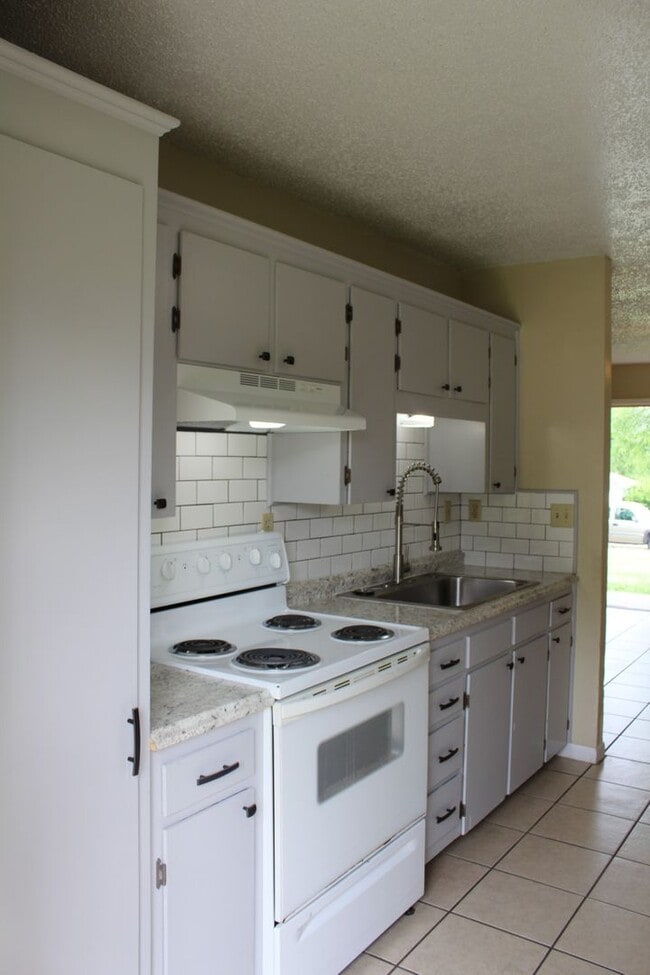 Building Photo - Small space...BIG style!