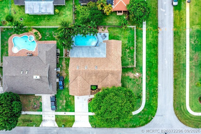 Foto del edificio - 574 Juniper Pl