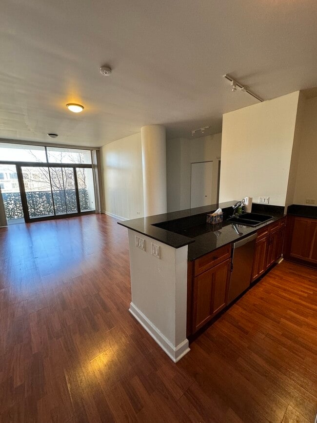 Building Photo - 1322 S Prairie Ave