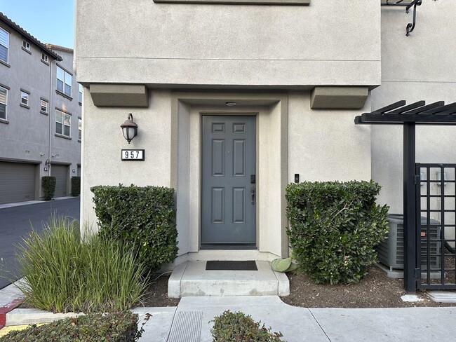 Building Photo - 957 S Bluff Rd