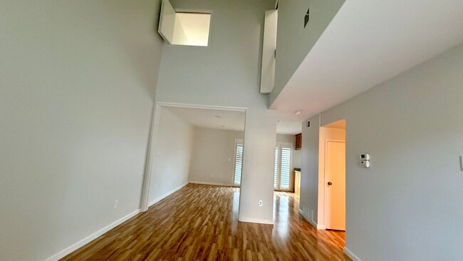 Foto del edificio - Beautiful 3 Bedroom 2 Bath Townhouse in La...