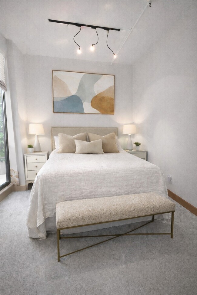 Building Photo - 705 Main St