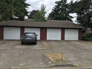 Foto del edificio - Upstairs unit in four plex w/ garage