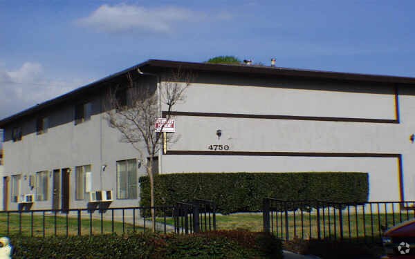 Building Photo - 4750 Bandera St