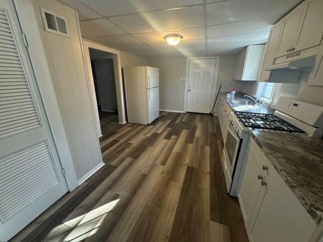 Building Photo - Roomy 3-Bedroom Home with Big Yard!