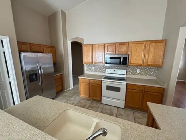 Building Photo - 671 E Kent Ave