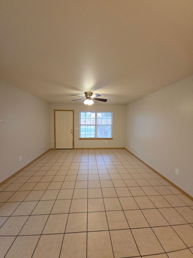 Building Photo - 1109 S Oswego Ave