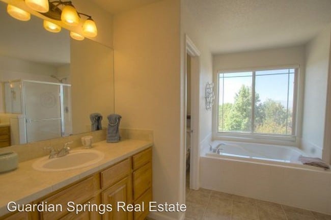 Building Photo - 1420 Oakmont Dr