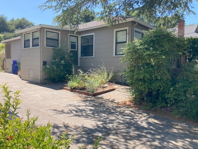 Building Photo - Beautiful Home Walking Distance To Town an...