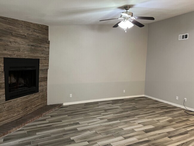 Foto del edificio - 812 Hardy Springs Cir