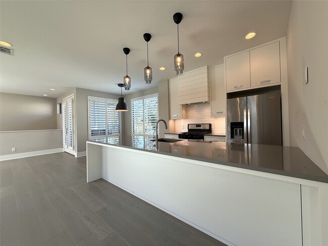 Building Photo - 1015 E 27th St