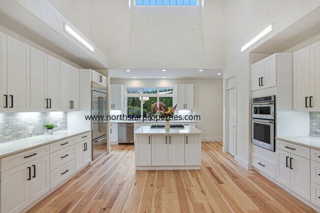 Foto del edificio - Gated Lake Oswego Beauty