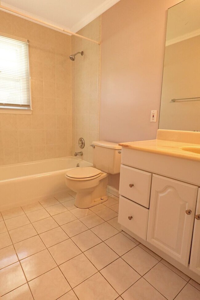 Building Photo - 3 Bedroom Plainview Split