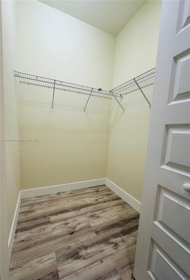 Foto del edificio - 7855 NW 104th Ave