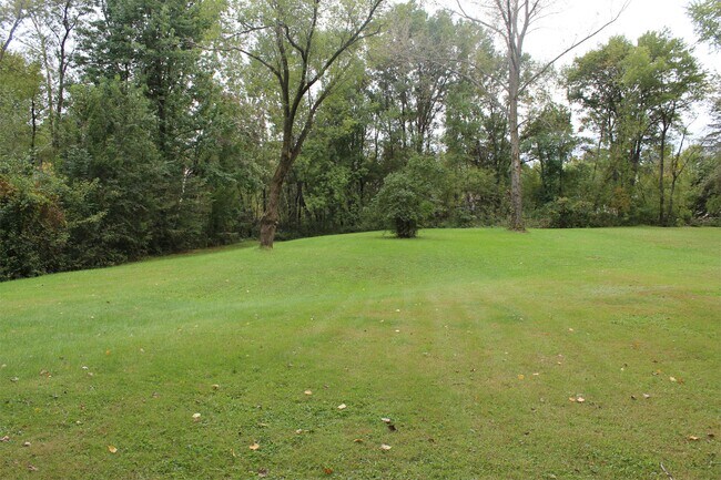 Building Photo - 147 Elmwood Ln