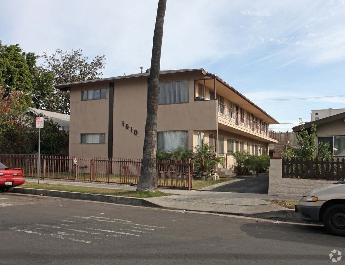 Primary Photo - 1610 Winona Blvd