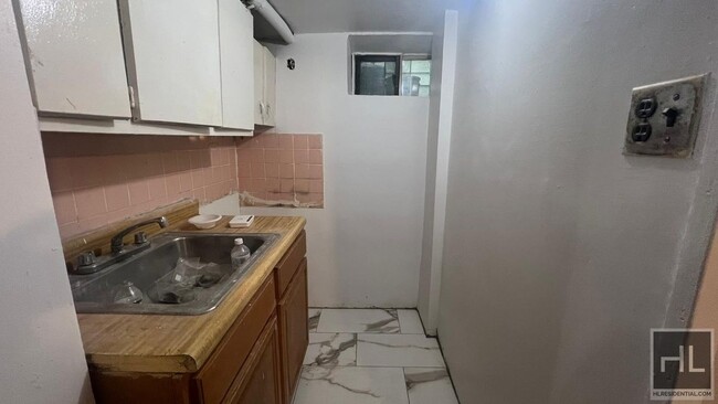 Foto del edificio - FRESHLY RENOVATED LARGE 1 BEDROOM SEMI- BA...