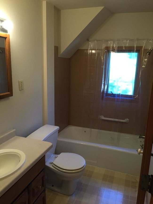 Bright and clean bathroom - 133 Coy St