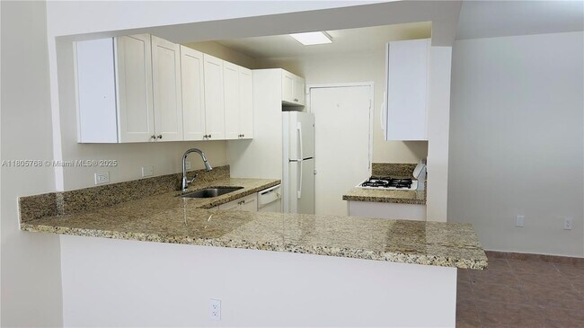 Foto del edificio - 6900 N Kendall Dr