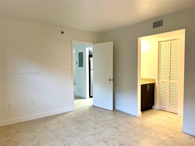 Foto del edificio - 5249 NW 7th St