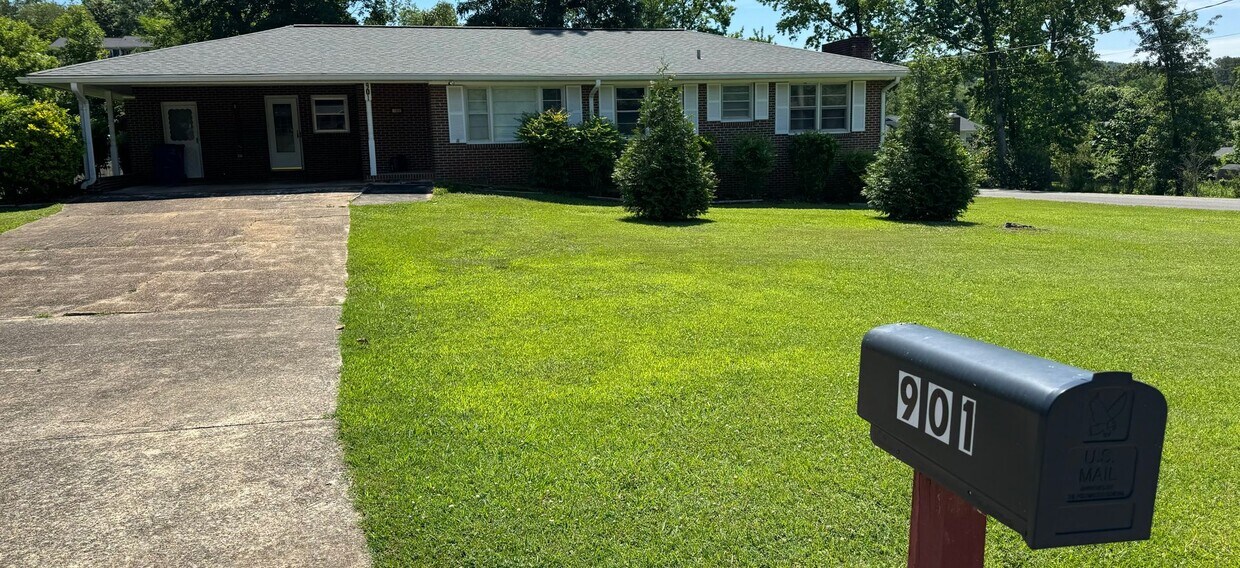 Foto principal - 901 4th Ave NE