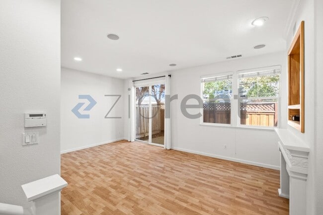 Building Photo - Unit