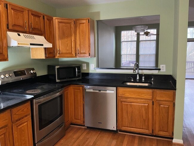 Foto del edificio - Beautiful 3BR 3.5BA 3 level townhome locat...