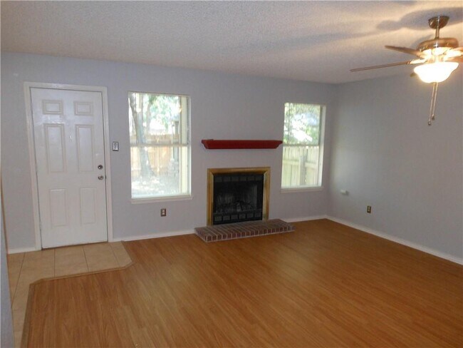 Foto del edificio - 12903 Steeple-Chase Dr